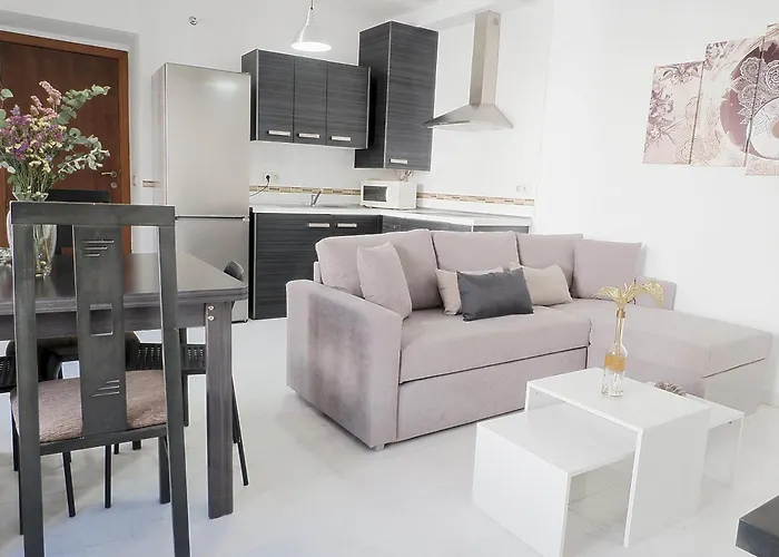 Sunny Holiday Apartment In The Historic Centre- Private Parking